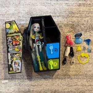 Monster High• doll set. Items included